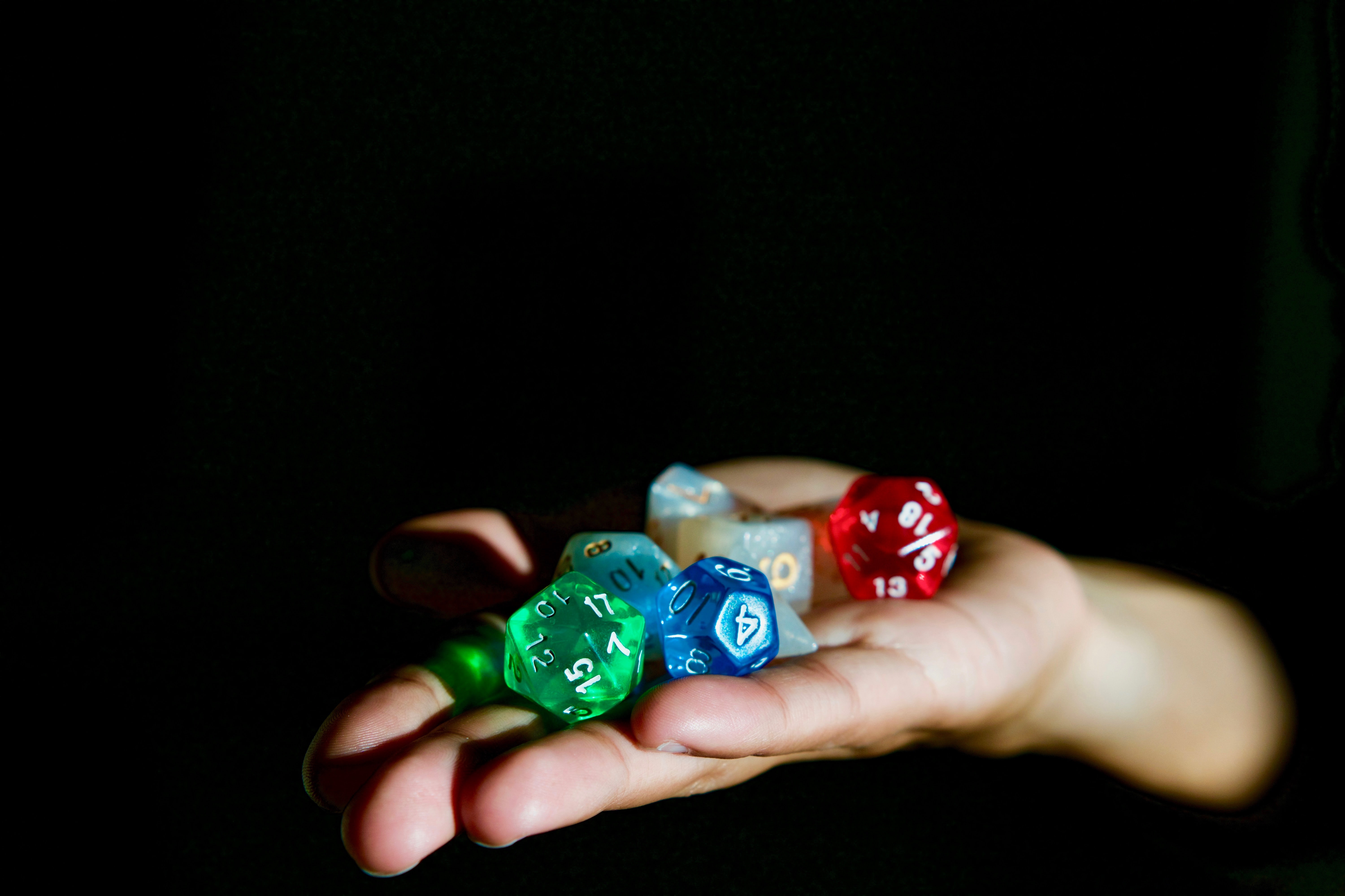 A hand with 8 dices